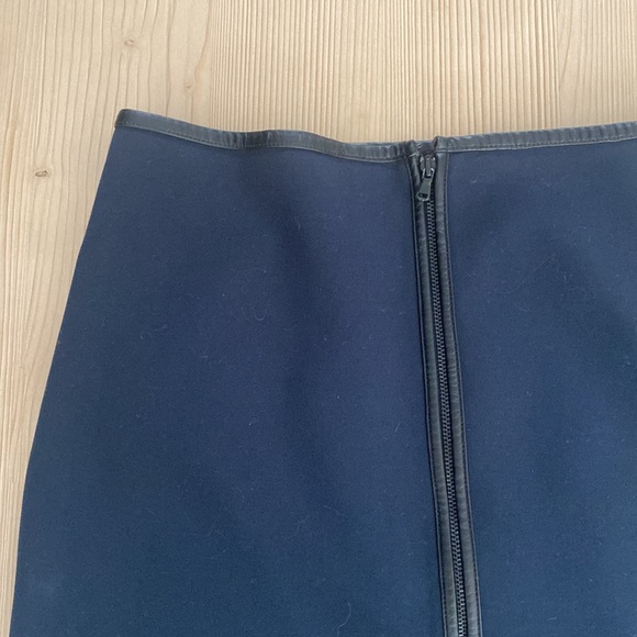 Club Monaco size 0 skirt with leather detailing, zip in front - Picture 2 of 5